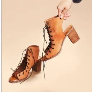 NEW Jeffrey Campbell lace up heel 7.5